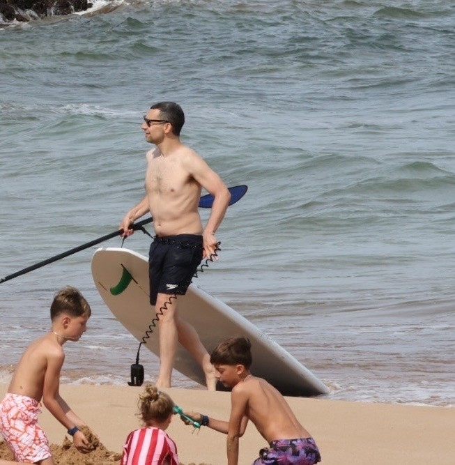 Jack Antonoff na praia do Havaí