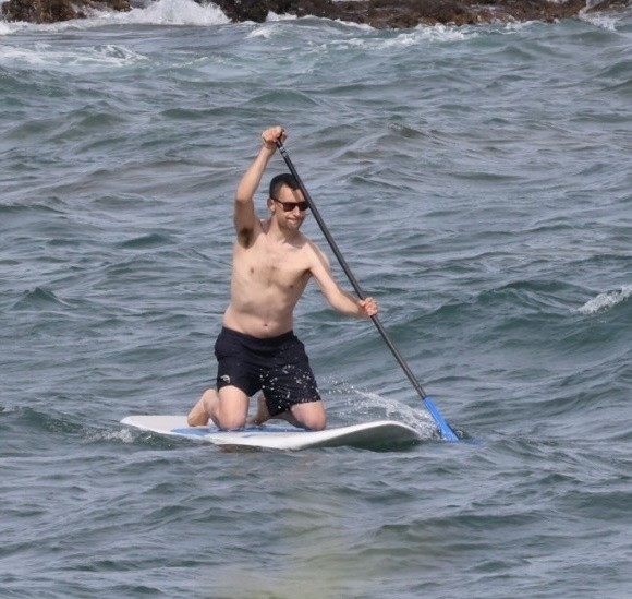 Jack Antonoff na praia do Havaí