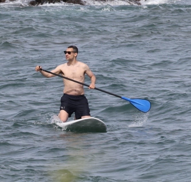 Jack Antonoff na praia do Havaí