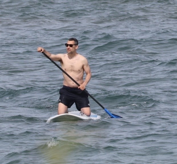 Jack Antonoff na praia do Havaí
