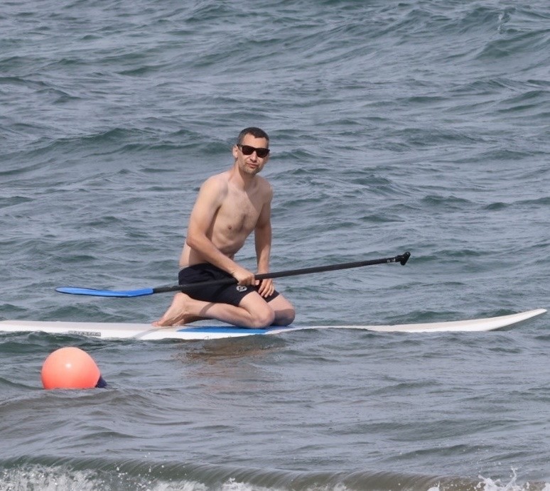 Jack Antonoff na praia do Havaí