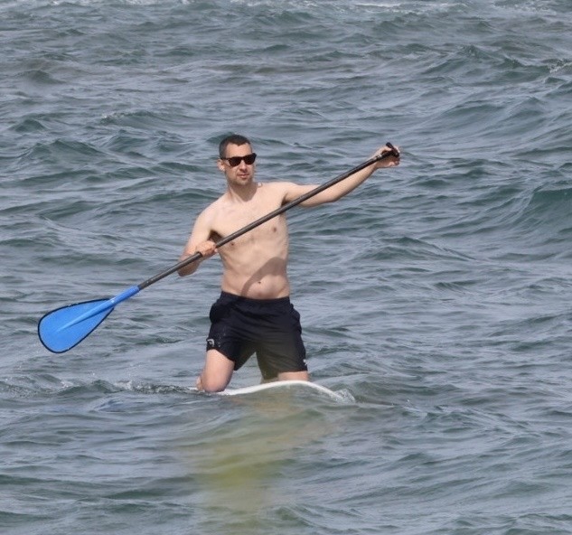 Jack Antonoff na praia do Havaí