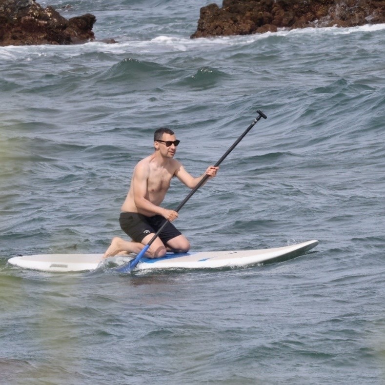 Jack Antonoff na praia do Havaí