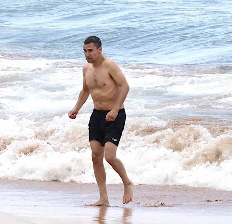 Jack Antonoff na praia do Havaí