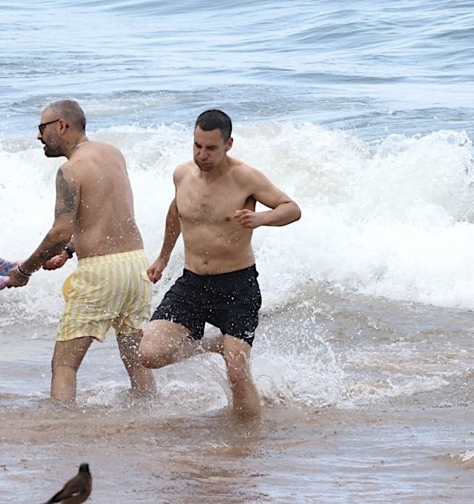 Jack Antonoff na praia do Havaí