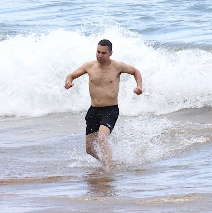 Jack Antonoff na praia do Havaí