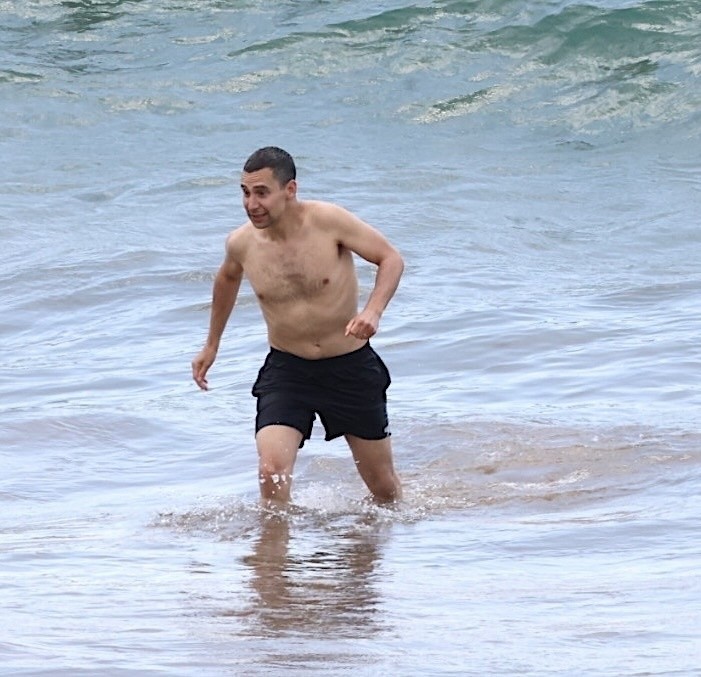 Jack Antonoff na praia do Havaí