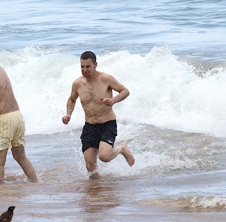 Jack Antonoff na praia do Havaí