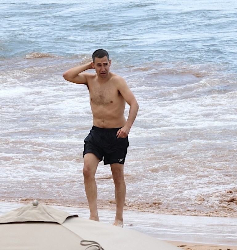 Jack Antonoff na praia do Havaí