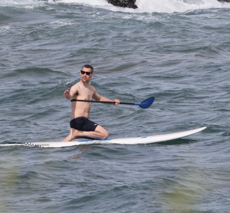 Jack Antonoff na praia do Havaí