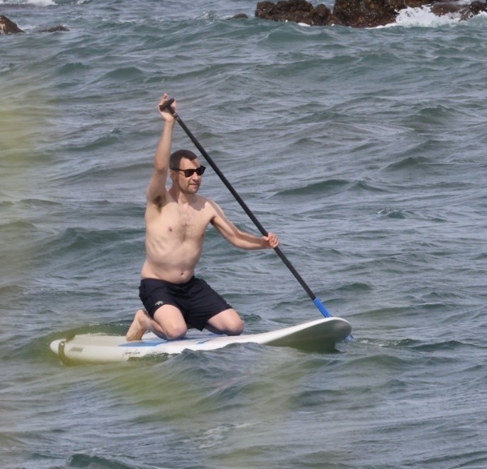 Jack Antonoff na praia do Havaí