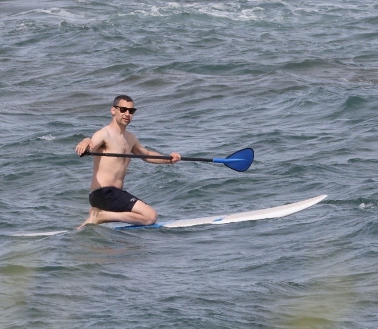Jack Antonoff na praia do Havaí