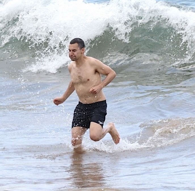 Jack Antonoff na praia do Havaí