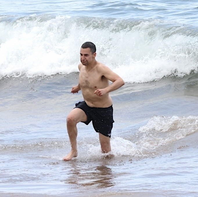 Jack Antonoff na praia do Havaí