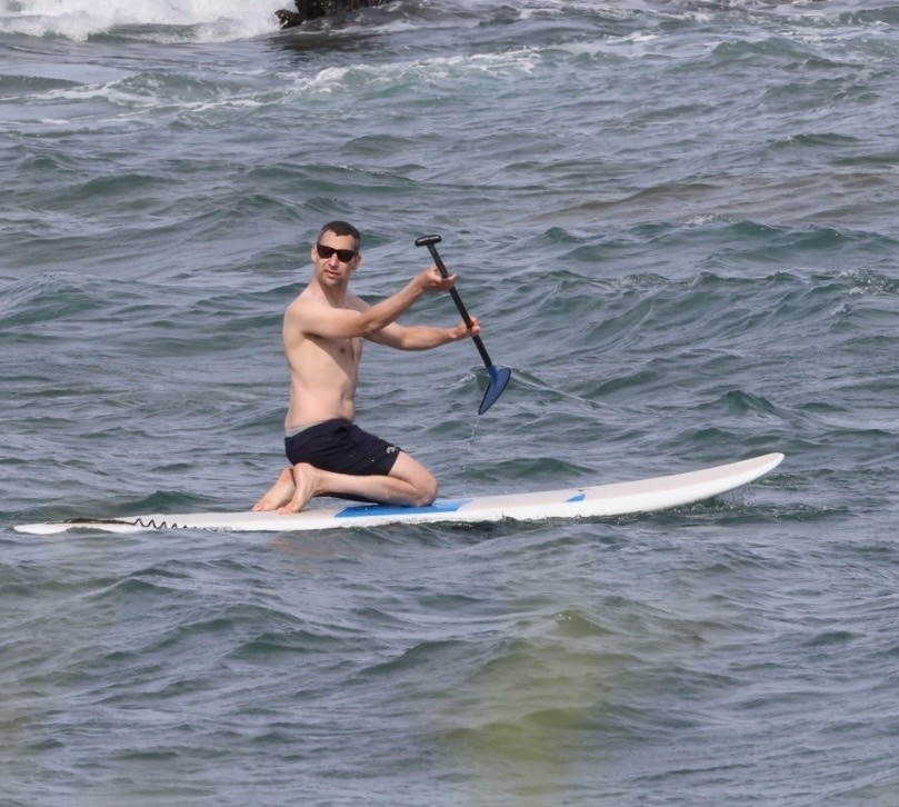 Jack Antonoff na praia do Havaí