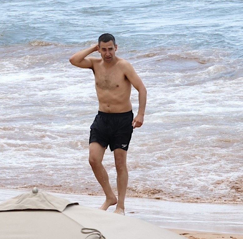 Jack Antonoff na praia do Havaí