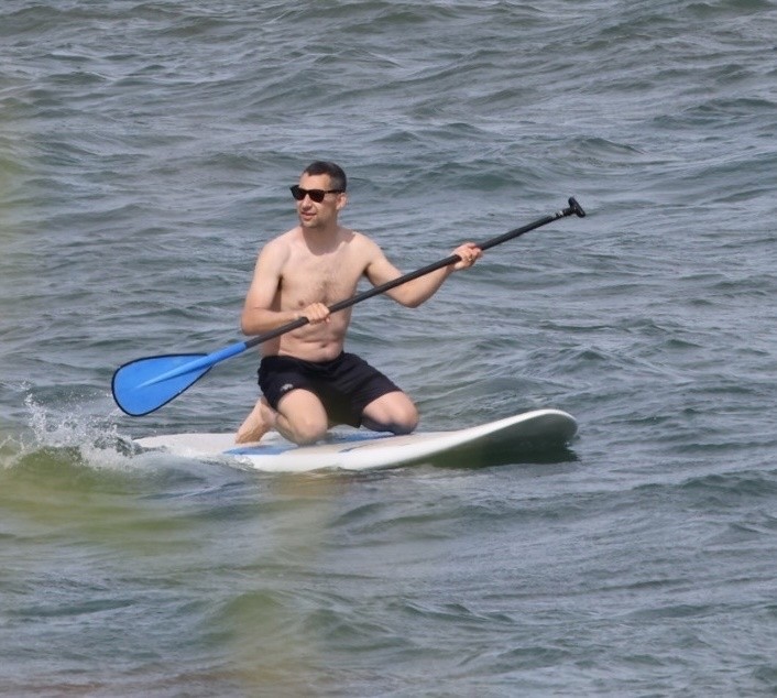 Jack Antonoff na praia do Havaí