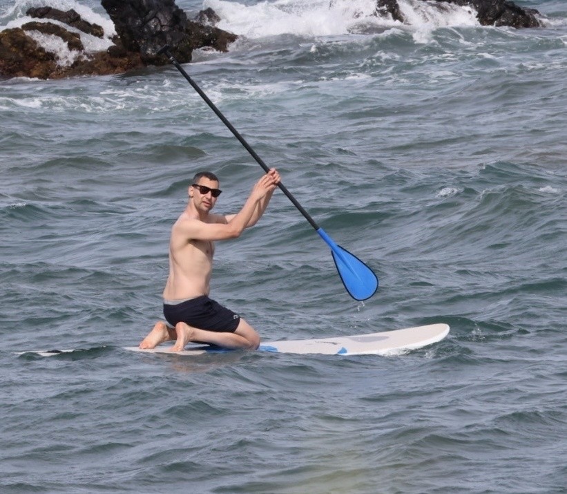 Jack Antonoff na praia do Havaí