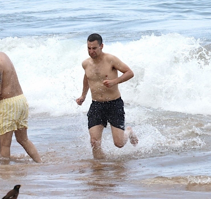 Jack Antonoff na praia do Havaí