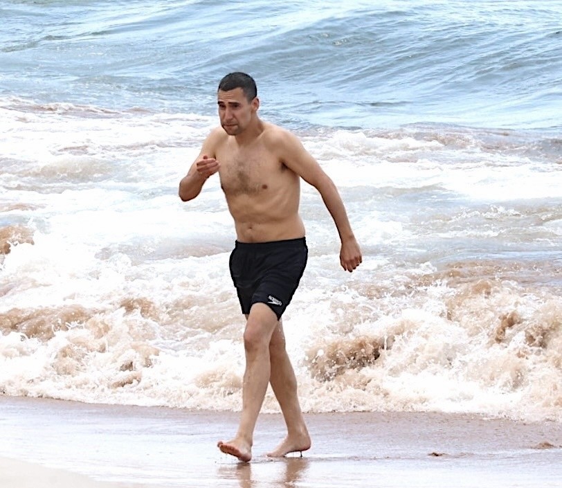 Jack Antonoff na praia do Havaí