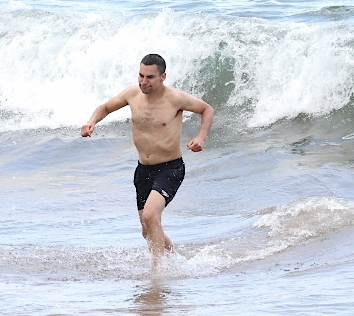 Jack Antonoff na praia do Havaí