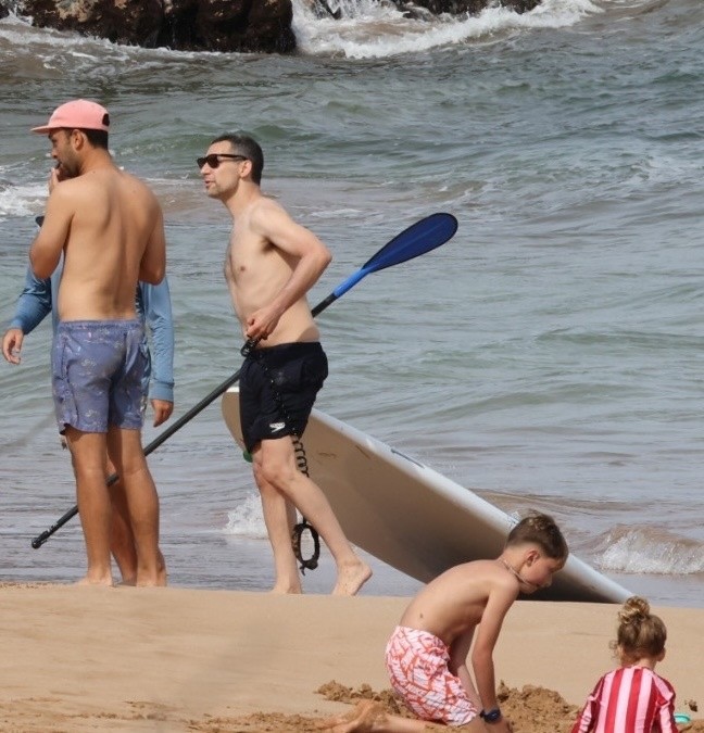 Jack Antonoff na praia do Havaí