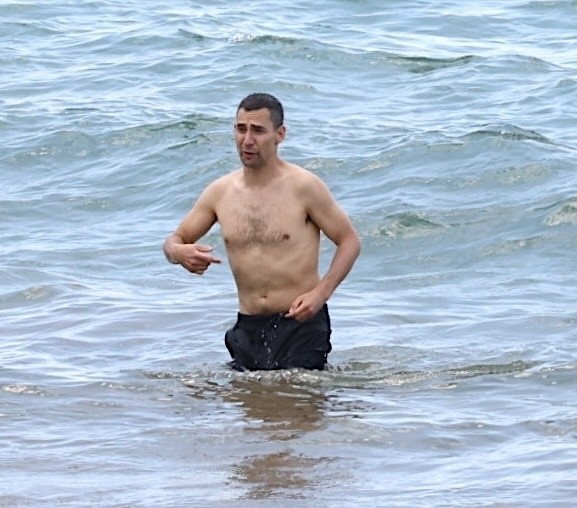 Jack Antonoff na praia do Havaí