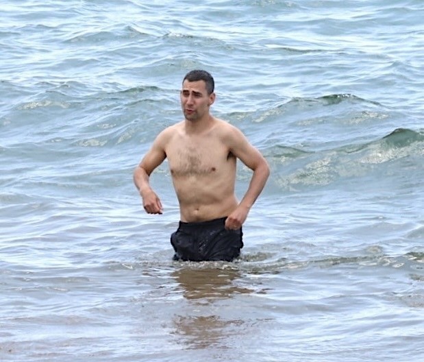 Jack Antonoff na praia do Havaí