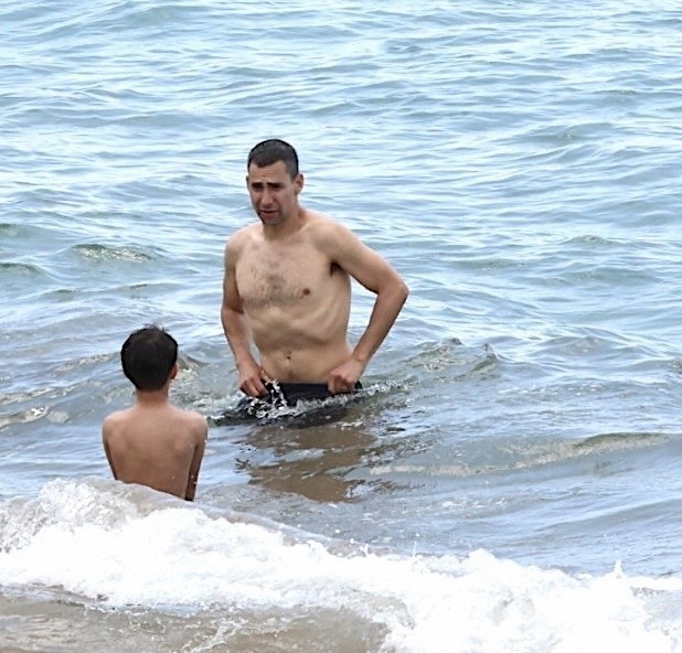 Jack Antonoff na praia do Havaí
