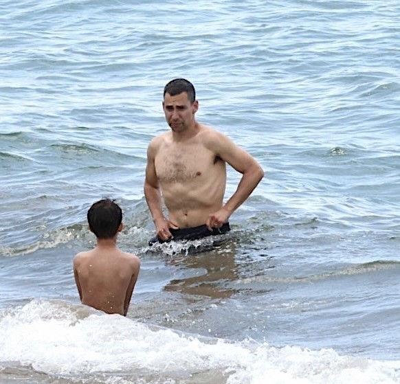 Jack Antonoff na praia do Havaí