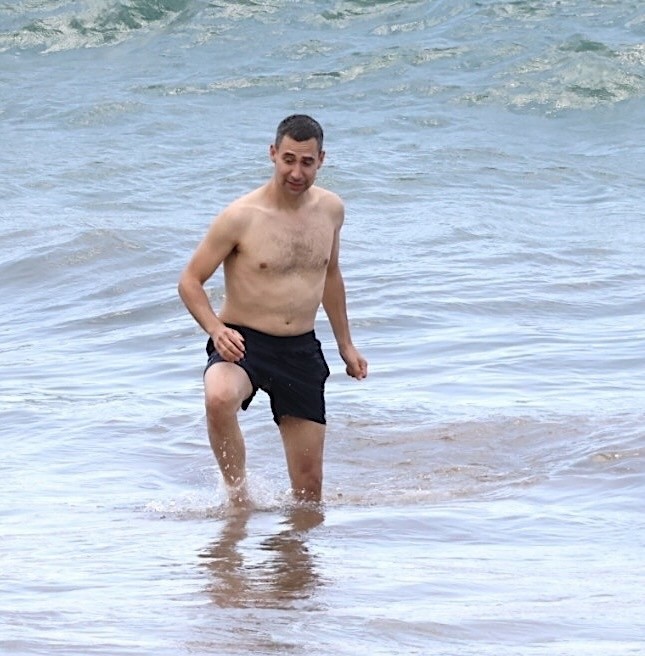 Jack Antonoff na praia do Havaí