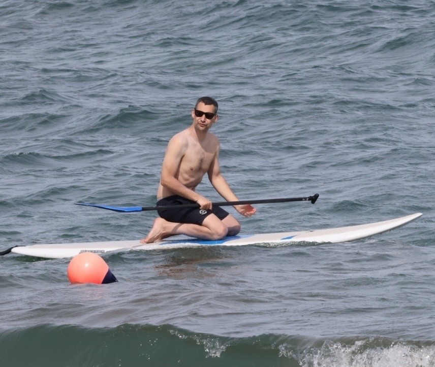 Jack Antonoff na praia do Havaí