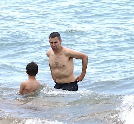 Jack Antonoff na praia do Havaí