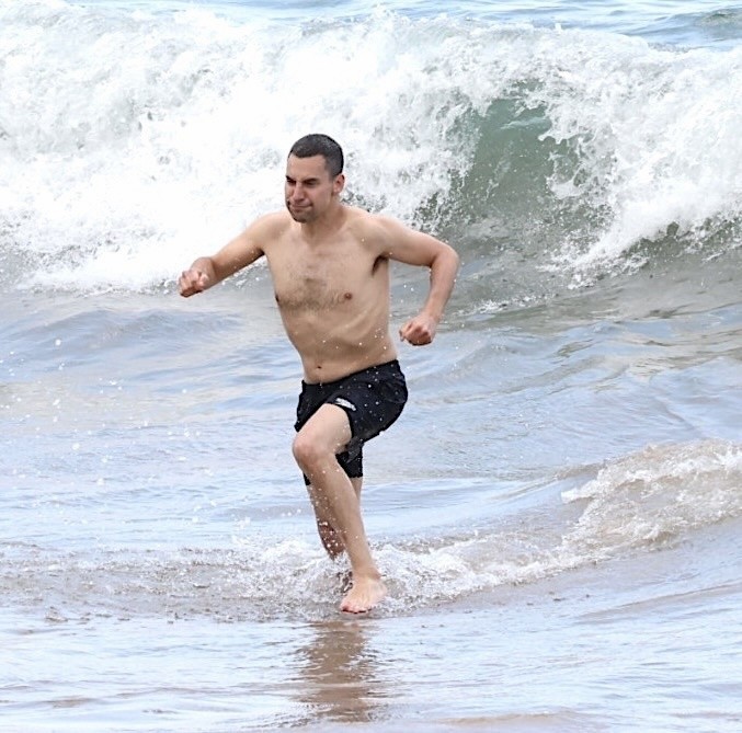 Jack Antonoff na praia do Havaí