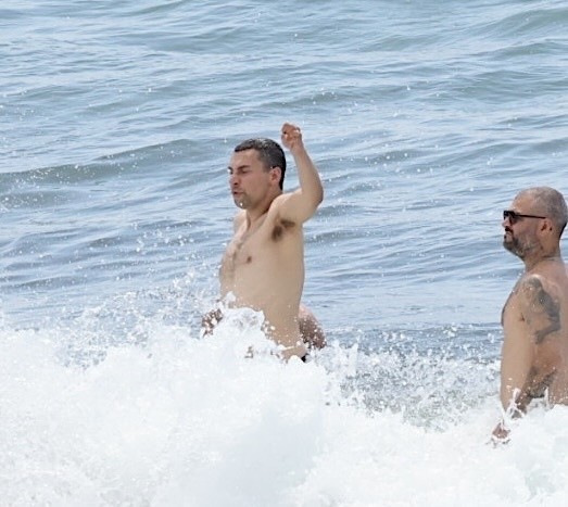 Jack Antonoff na praia do Havaí