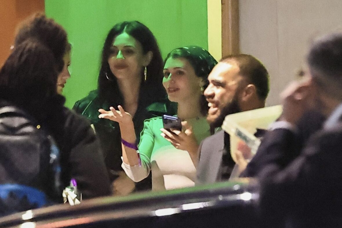 Olivia Jade, Victoria Justice e David Dobrik no Alba Restaurant em Los Angeles