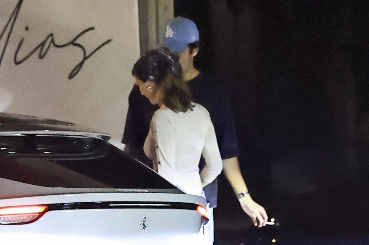 Olivia Jade, Victoria Justice e David Dobrik no Alba Restaurant em Los Angeles