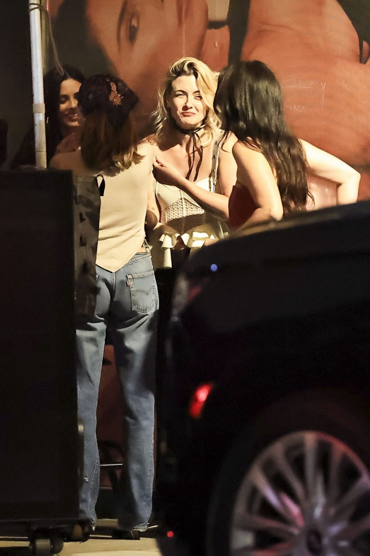 Olivia Jade, Victoria Justice e David Dobrik no Alba Restaurant em Los Angeles