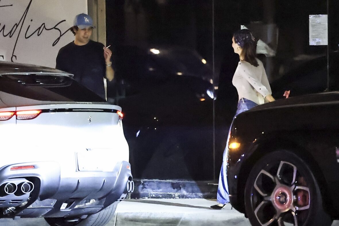 Olivia Jade, Victoria Justice e David Dobrik no Alba Restaurant em Los Angeles