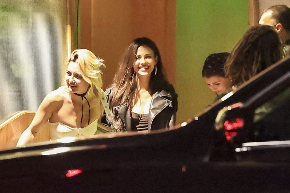 Olivia Jade, Victoria Justice e David Dobrik no Alba Restaurant em Los Angeles