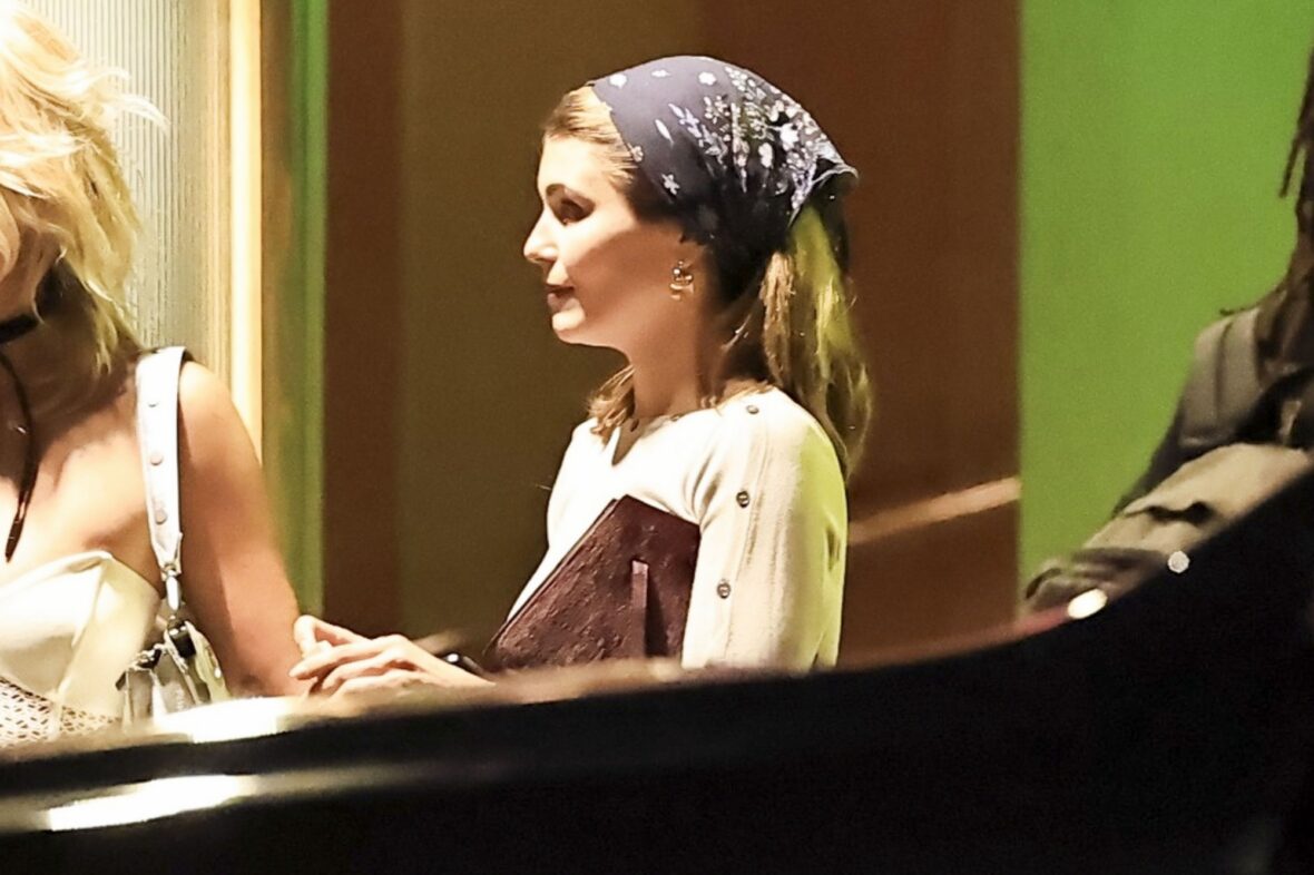 Olivia Jade, Victoria Justice e David Dobrik no Alba Restaurant em Los Angeles
