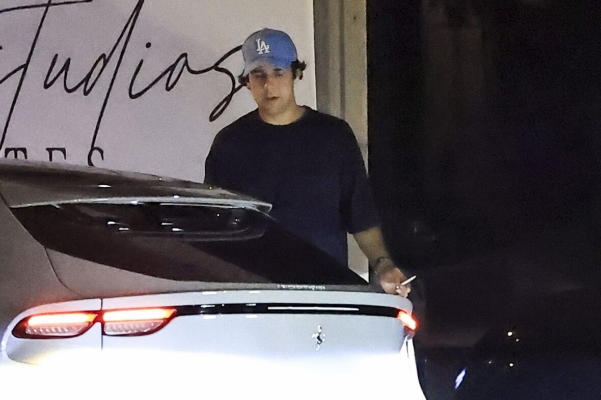 Olivia Jade, Victoria Justice e David Dobrik no Alba Restaurant em Los Angeles