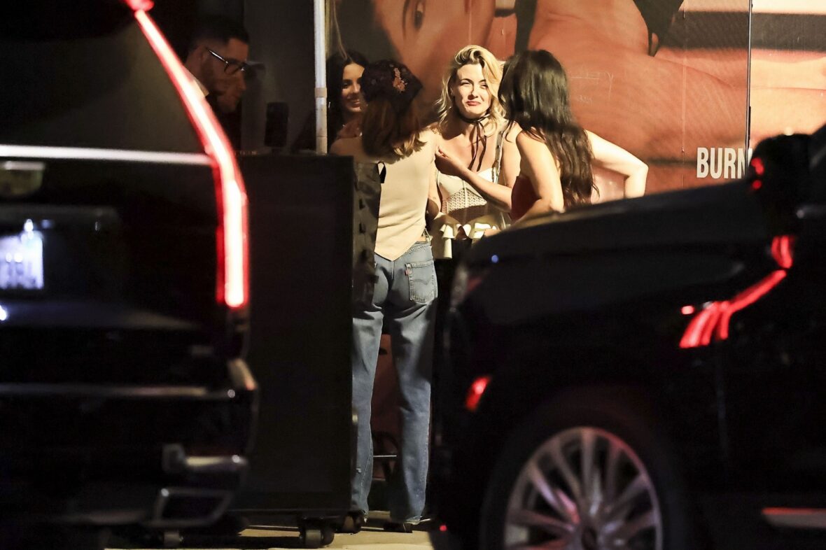 Olivia Jade, Victoria Justice e David Dobrik no Alba Restaurant em Los Angeles