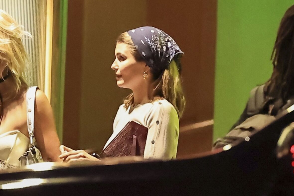 Olivia Jade, Victoria Justice e David Dobrik no Alba Restaurant em Los Angeles