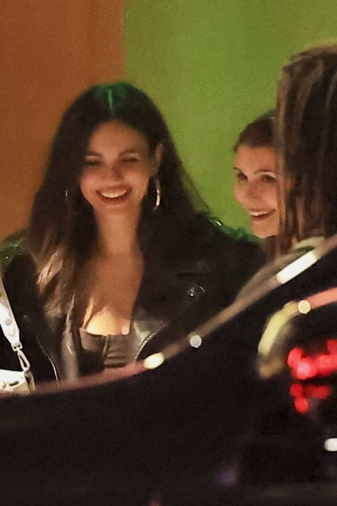 Olivia Jade, Victoria Justice e David Dobrik no Alba Restaurant em Los Angeles