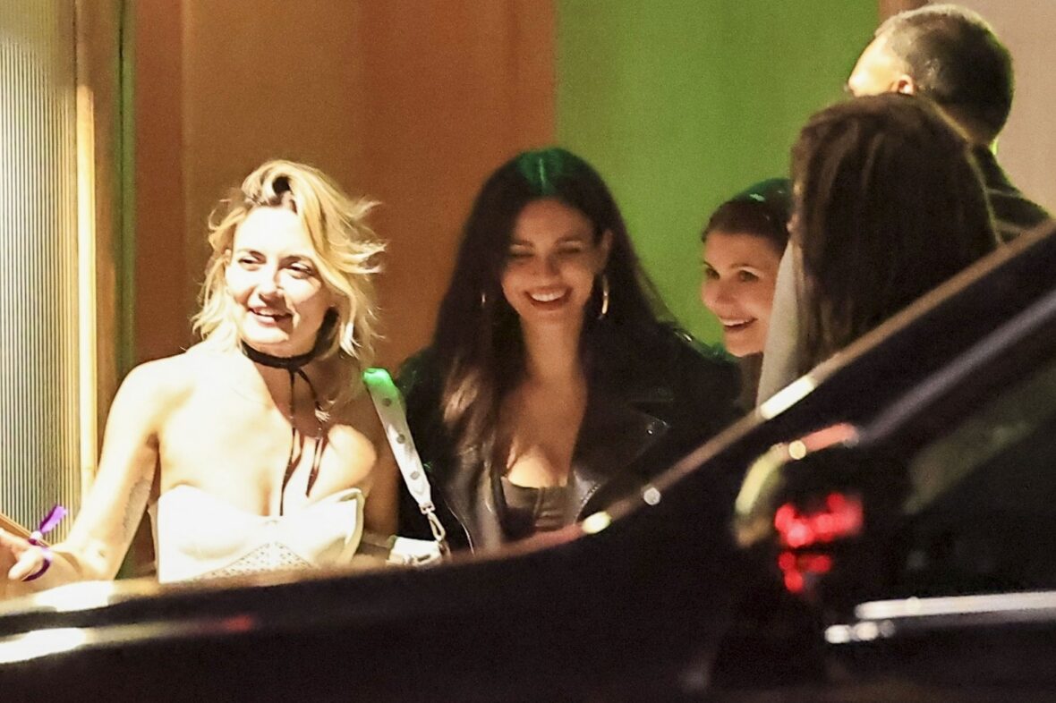 Olivia Jade, Victoria Justice e David Dobrik no Alba Restaurant em Los Angeles
