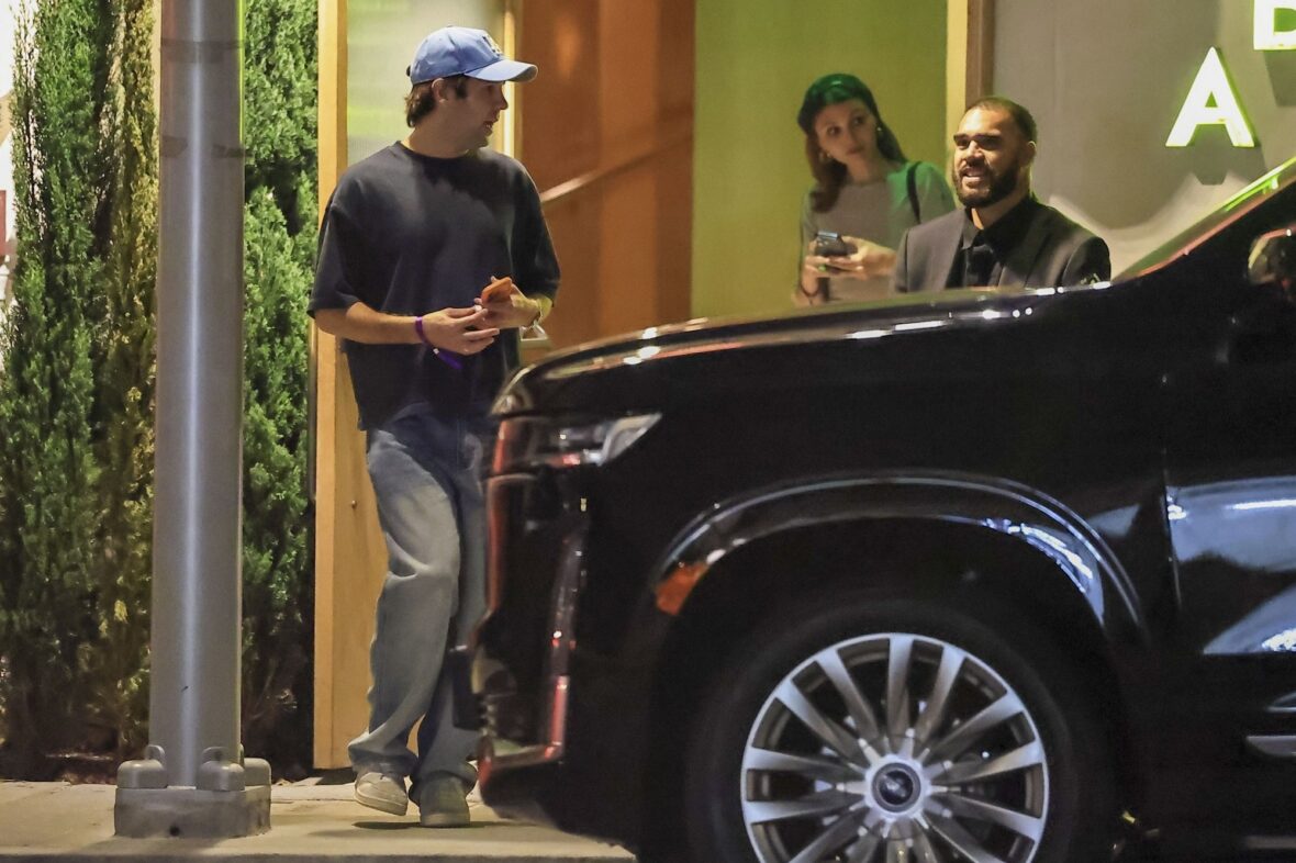 Olivia Jade, Victoria Justice e David Dobrik no Alba Restaurant em Los Angeles