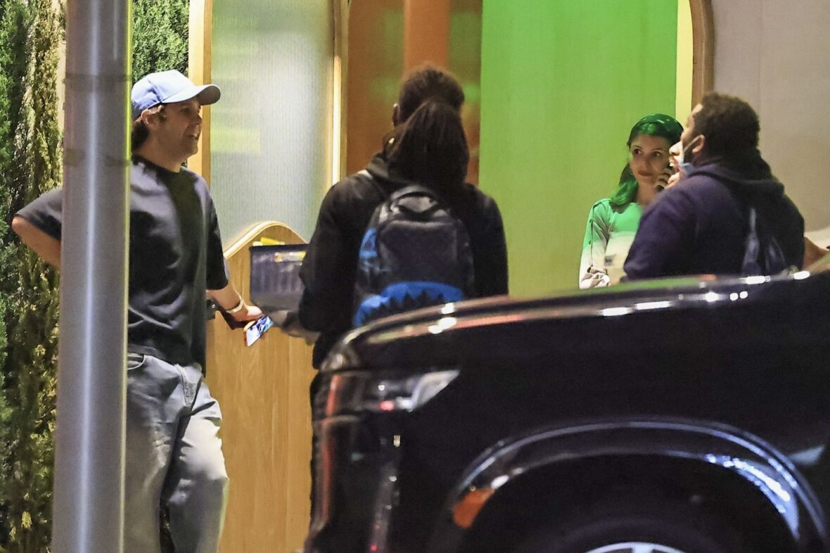 Olivia Jade, Victoria Justice e David Dobrik no Alba Restaurant em Los Angeles