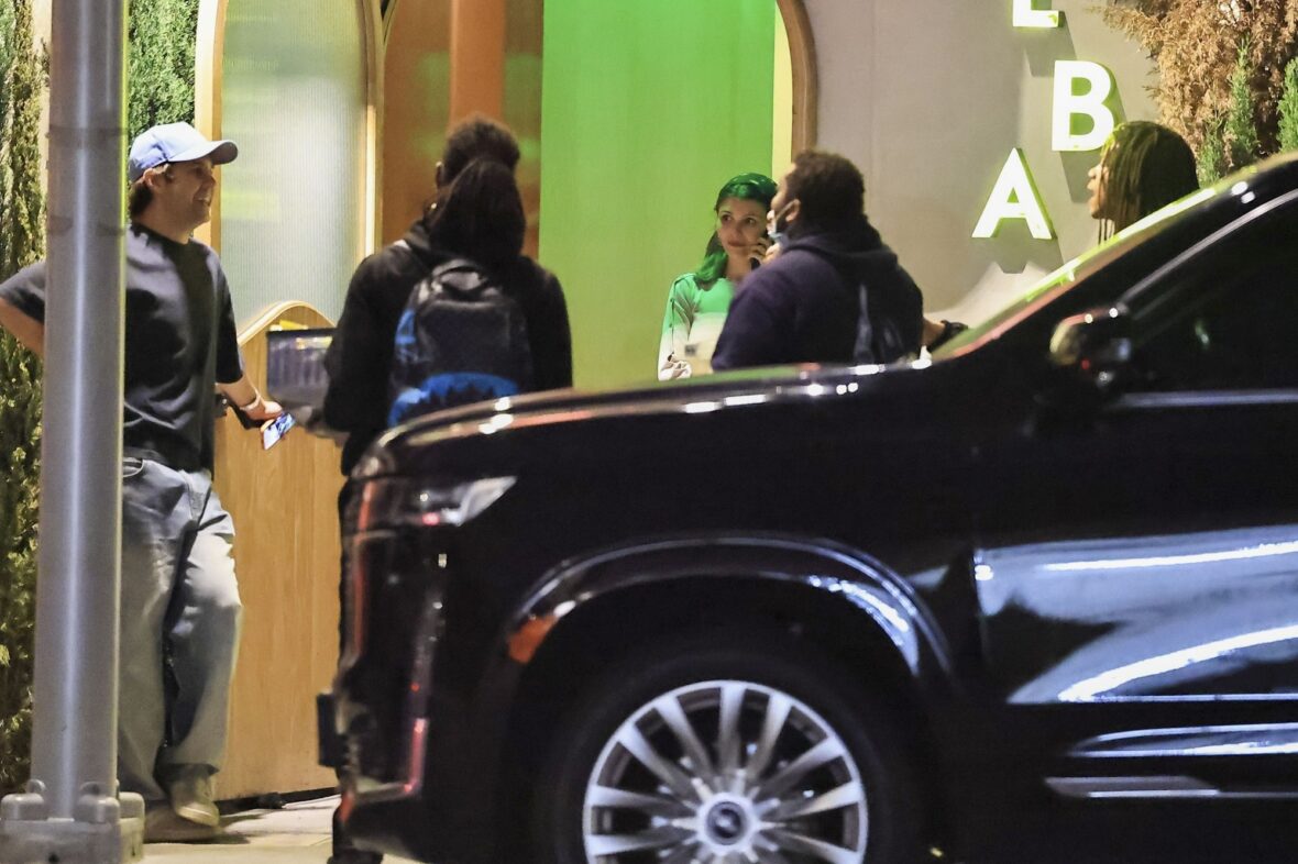 Olivia Jade, Victoria Justice e David Dobrik no Alba Restaurant em Los Angeles