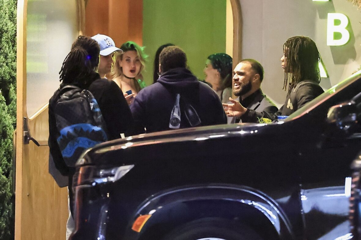 Olivia Jade, Victoria Justice e David Dobrik no Alba Restaurant em Los Angeles